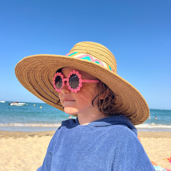 Petite fille portant un poncho en coton biologique coloris outremer - Atelier Dune