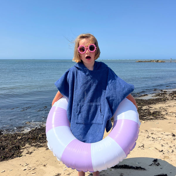 Petite fille portant un poncho en coton biologique coloris outremer - Atelier Dune