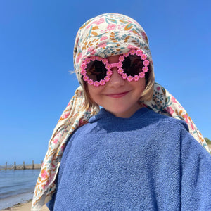 Petite fille portant un poncho en coton biologique coloris outremer - Atelier Dune