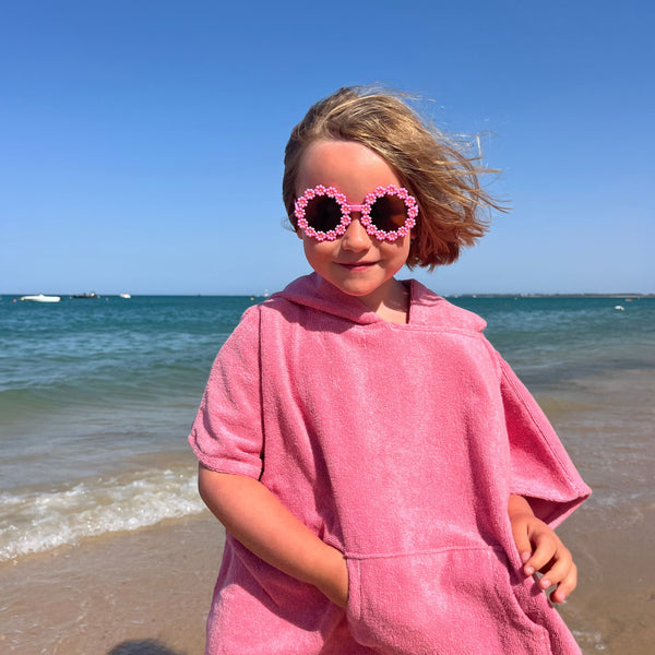 Petite fille portant un poncho en coton biologique coloris rose malabar - Atelier Dune