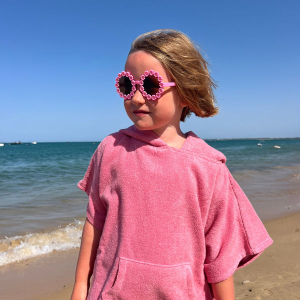 Petite fille portant un poncho en coton biologique coloris rose malabar - Atelier Dune