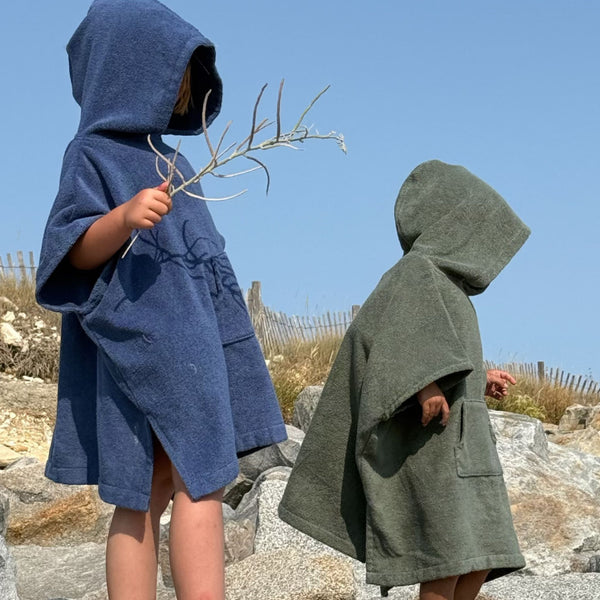 Duo d'enfants a la plage portant des ponchos en coton biologique coloris sauge - Atelier Dune