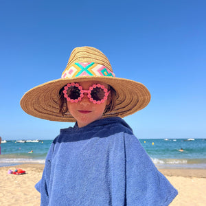 Petite fille portant un poncho en coton biologique coloris outremer - Atelier Dune