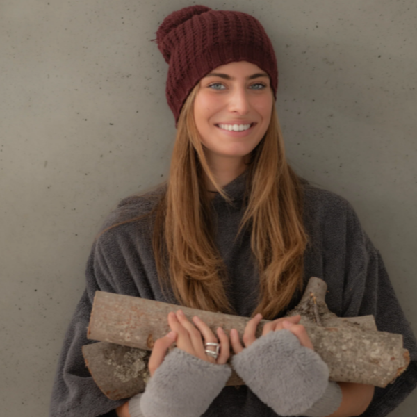 Femme souriante portant un poncho moelleux en coton biologique motif graphite - Atelier Dune