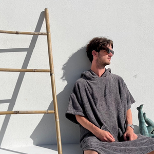 Jeune homme portant un poncho moelleux en coton biologique graphite  - Atelier Dune