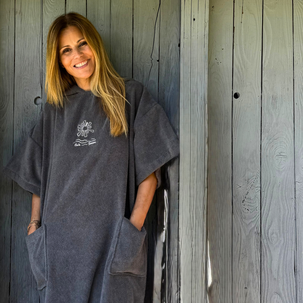 Poncho en coton biologique graphite - Collaboration Cecile Simeone x Atelier Dune
