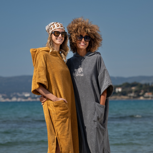 Duo de femmes souriantes en ponchos en coton biologique graphite collaboration Cecile Simeone et caramel - Atelier Dune
