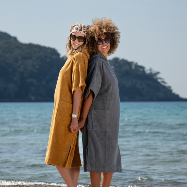 Duo de femmes en ponchos en coton biologique graphite - Collaboration Cecile Simeone x Atelier Dune