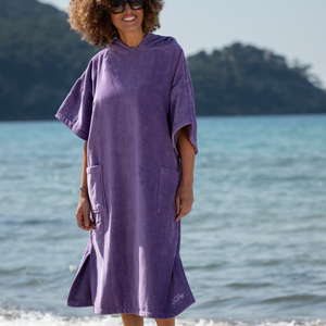 Femme portant un poncho de bain moelleux en coton biologique velours lavande - Atelier Dune