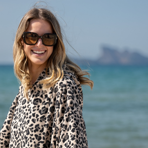 Femme souriante en poncho coton biologique motif leopard - Atelier Dune