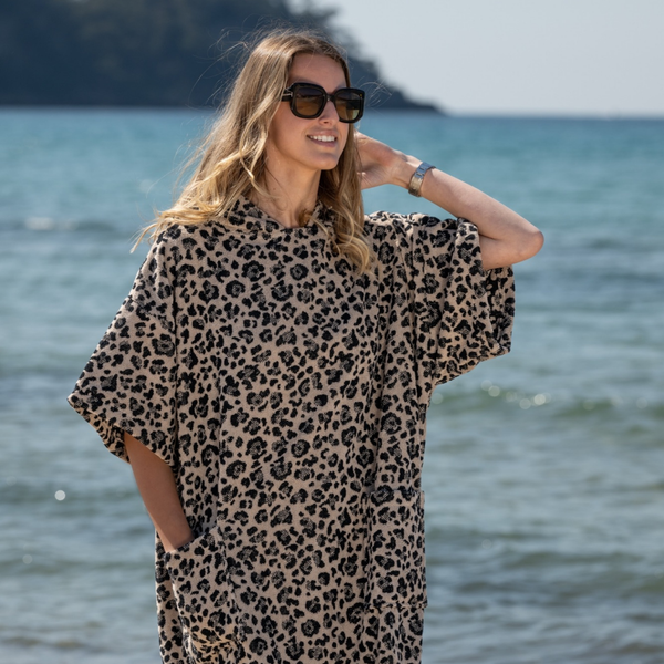 Femme souriante en poncho en coton biologique motif leopard - Atelier Dune