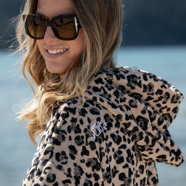 Femme souriante en poncho en coton biologique motif leopard - Atelier Dune