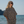 Femme souriante en poncho en coton biologique motif leopard - Atelier Dune