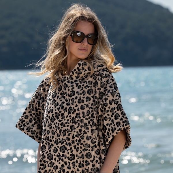 Femme souriante en poncho en coton biologique motif leopard - Atelier Dune