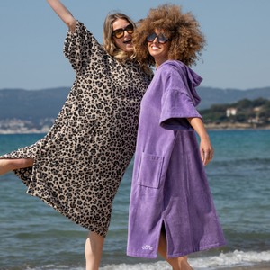 Duo de femmes souriantes en poncho en coton biologique leopard et lavande - Atelier Dune