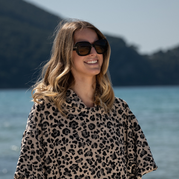 Femme souriante en poncho en coton biologique motif leopard - Atelier Dune