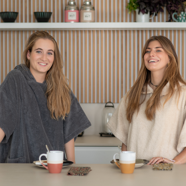 Duo de femmes souriantes le matin en  ponchos en coton biologique sable et graphite - Atelier Dune