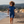 Femme a la plage portant un poncho leger en coton biologique coloris outremer - Atelier Dune