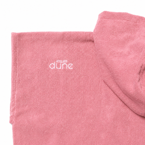 Broderie atelier dune sur un poncho rose malabar en coton bio