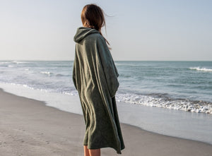 jeune fille au bord de la mer en poncho sauge qui regarde horizon - Atelier Dune