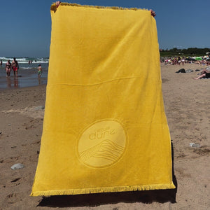 Drap de plage Bio jaune curry qui vole au vent, vidéo