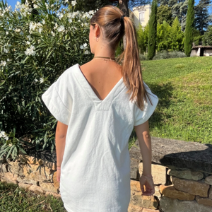 Femme portant une robe vintage courte en coton biologique coloris chantilly - Atelier Dune