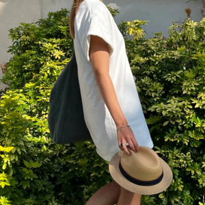 Femme portant une robe vintage courte en coton biologique coloris chantilly - Atelier Dune