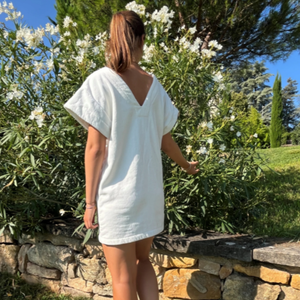 Femme portant une robe vintage courte en coton biologique coloris chantilly - Atelier Dune