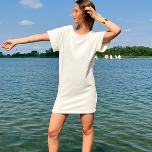 Femme portant une robe vintage courte en coton biologique coloris chantilly a la plage - Atelier Dune