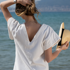 Femme portant une robe vintage courte en coton biologique coloris chantilly a la plage - Atelier Dune