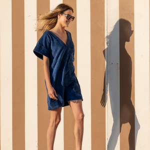 Robe vintage courte en coton biologique coloris outremer - col V - Atelier Dune