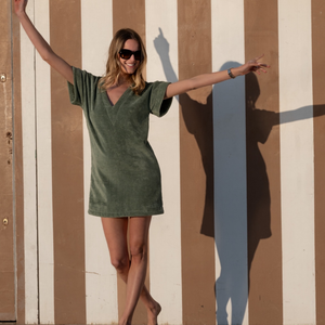 Femme portant une robe vintage courte en coton biologique coloris sauge - Atelier Dune