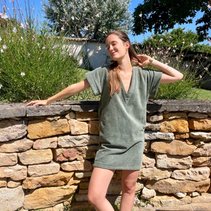 Femme portant une robe vintage courte en coton biologique coloris sauge - Atelier Dune