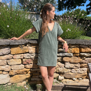Femme portant une robe vintage courte en coton biologique coloris sauge - Atelier Dune