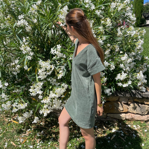 Femme portant une robe vintage courte en coton biologique coloris sauge - Atelier Dune
