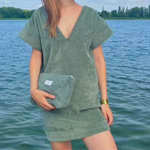 Femme portant une robe vintage courte en coton biologique coloris sauge - Atelier Dune