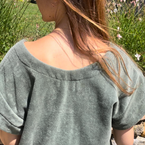 Femme portant une robe vintage courte en coton biologique coloris sauge - Atelier Dune