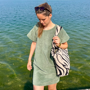 Femme portant une robe vintage courte en coton biologique coloris sauge - Atelier Dune
