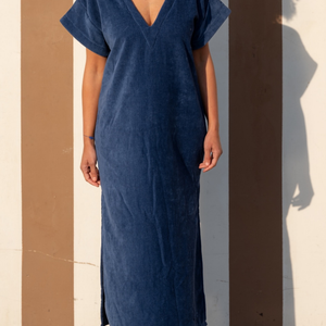 Femme portant une robe vintage longue en coton biologique coloris outremer - col V - Atelier Dune