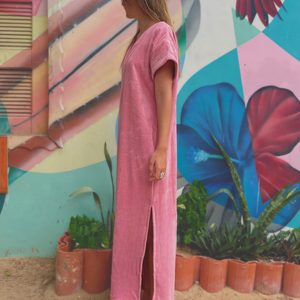 Robe vintage longue en coton biologique coloris rose malabar - col V - Atelier Dune