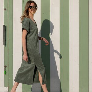 Femme souriante en robe vintage longue en coton biologique coloris sauge - col V - Atelier Dune