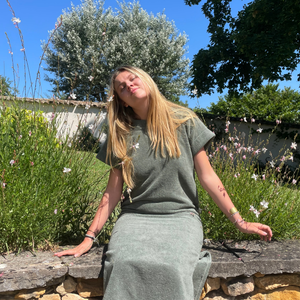 Femme souriante portant une robe vintage longue en coton biologique coloris sauge - col V - Atelier Dune