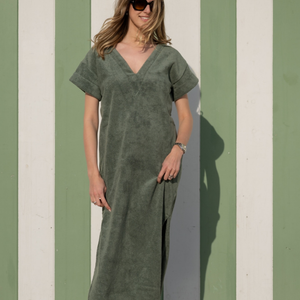 Femme souriante portant une robe vintage longue en coton biologique coloris sauge - col V - Atelier Dune