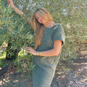 Femme souriante portant une robe vintage longue en coton biologique coloris sauge - col V - Atelier Dune
