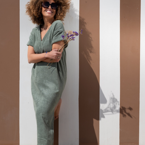 Femme souriante portant une robe vintage longue en coton biologique coloris sauge - col V - Atelier Dune