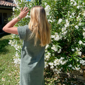 Femme portant une robe vintage longue en coton biologique coloris sauge - col V - Atelier Dune