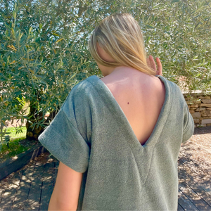 Femme portant une robe vintage longue en coton biologique coloris sauge - col V - Atelier Dune