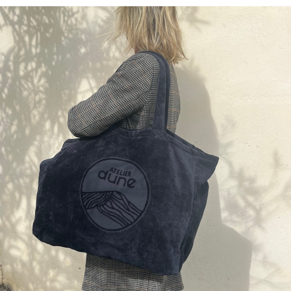 sac cabas XL velours noir porté par une femme en manteau