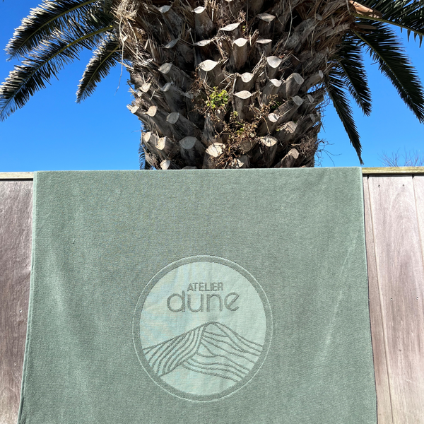 Serviette de plage double-face 100x170 cm en coton biologique coloris sauge - Atelier Dune