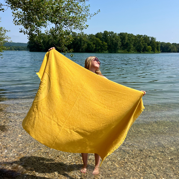 Serviette de plage double-face en coton biologique curry - Atelier Dune